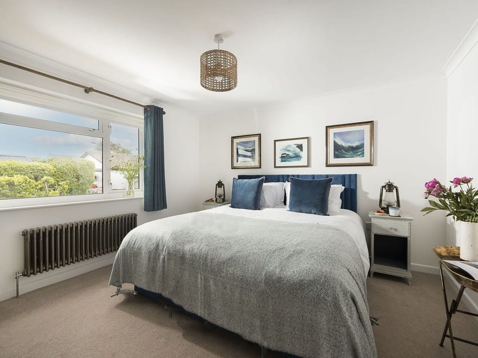 Bed, Furniture, Bedding, Interior Design, Bedroom, Bed Sheet, Ceiling, Linens, Flooring, Room