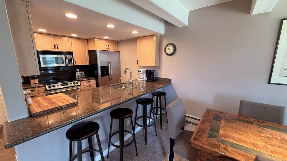 Kitchen with 4 Barstools