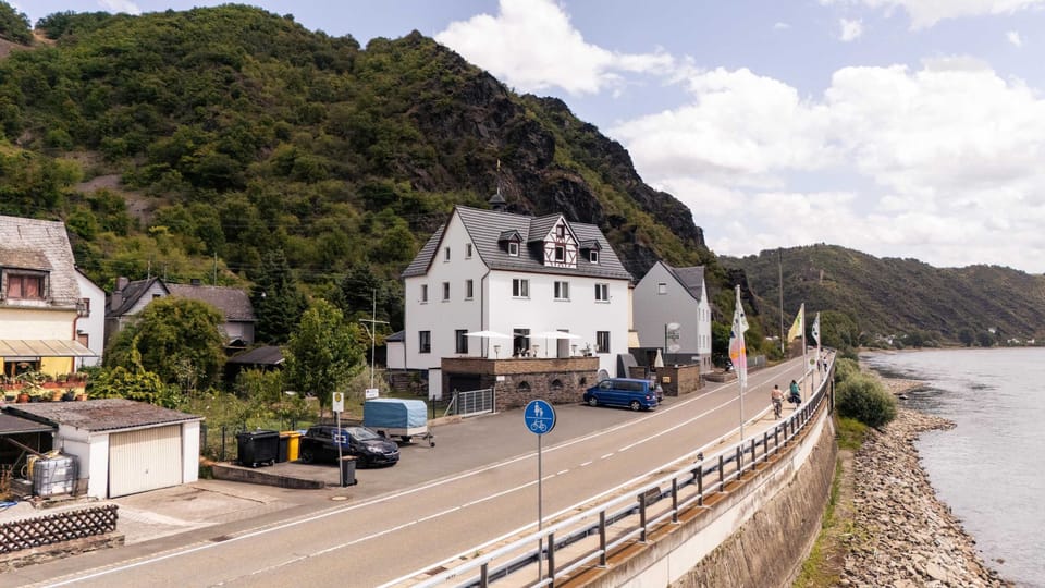 Außenansicht der Villa mit direkter Rheinlage – außergewöhnliche Kulisse vor der Haustür.