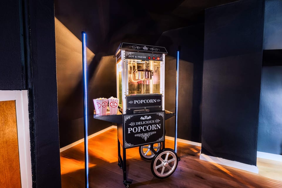 Eigenes Popcorn-Cart im Kinoraum – Kinoerlebnis wie im Saal, nur exklusiv für dich.