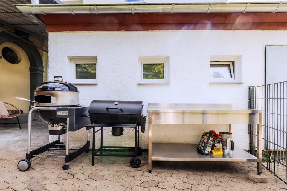 Grillstation im Außenbereich – ideal für gemeinsame BBQ-Abende.