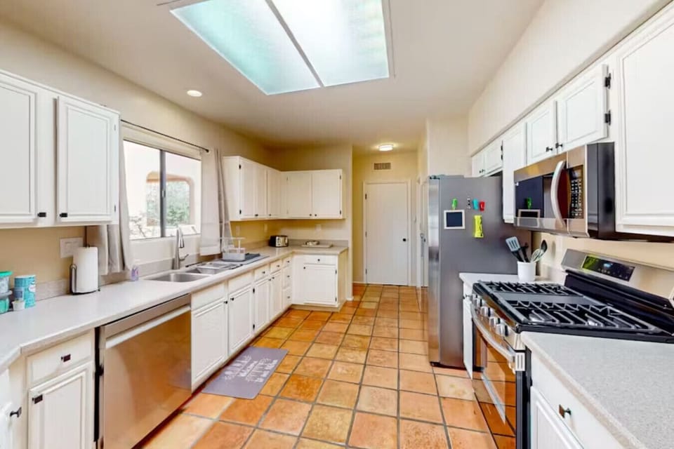 Full Kitchen w/essentials