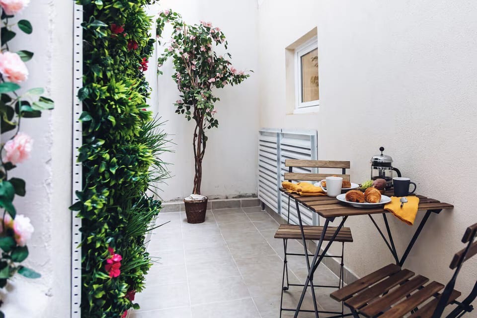 PRIVATE PATIO