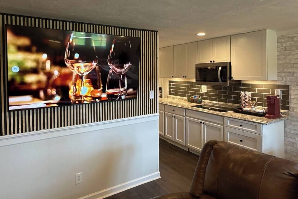 65” SmartTV with access to Netflix, Prime, Disney+, AppleTV, and others, fiber optic fast WiFi, dimmable ceiling spotlights for movie nights and ambiance 