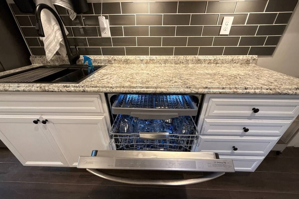 Full kitchen, three rack dishwasher