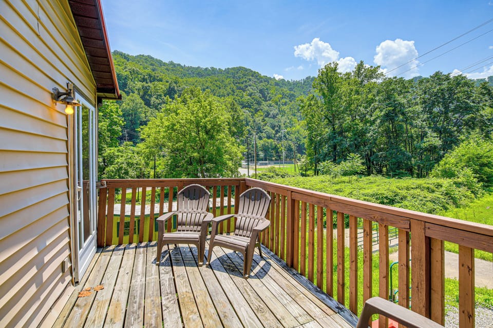 Matewan Vacation Rental | 3BR | 1BA | 700 Sq Ft | Stairs Required