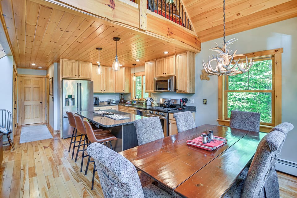 Dining Area & Kitchen | Central Heat | Free WiFi