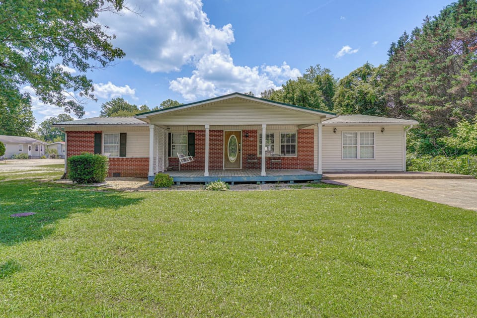 Huntsville Vacation Rental | 4BR | 2BA | 1,570 Sq Ft | 3 Steps to Enter