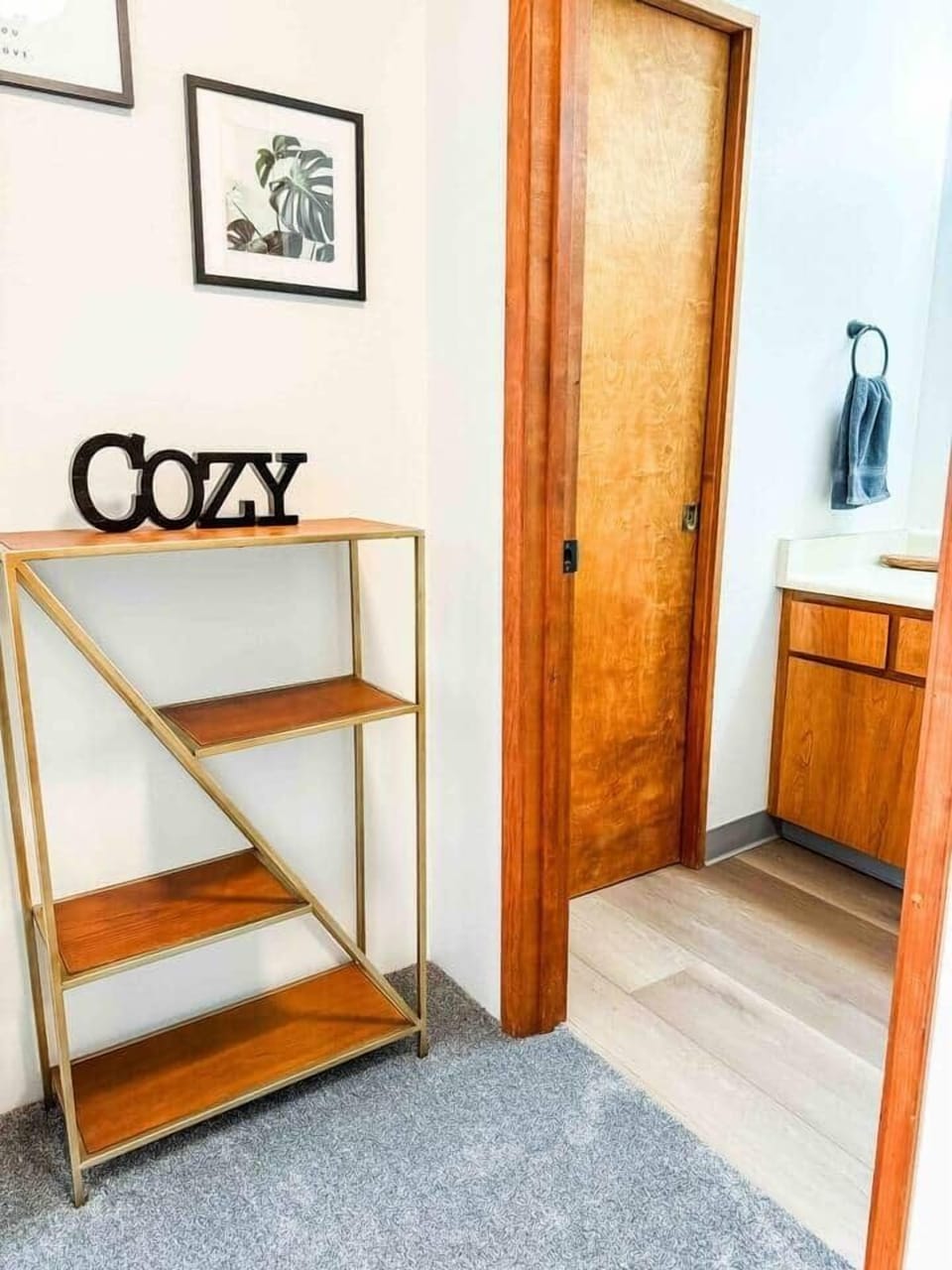 En-suite full bathroom has access from the hallway.