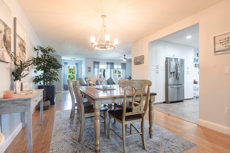 Dining table with 6 chairs, but more chairs are available to seat 8