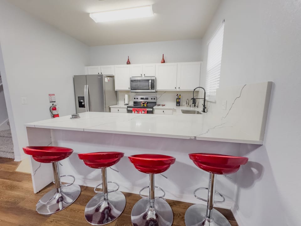 Breakfast bar with seating for 4
