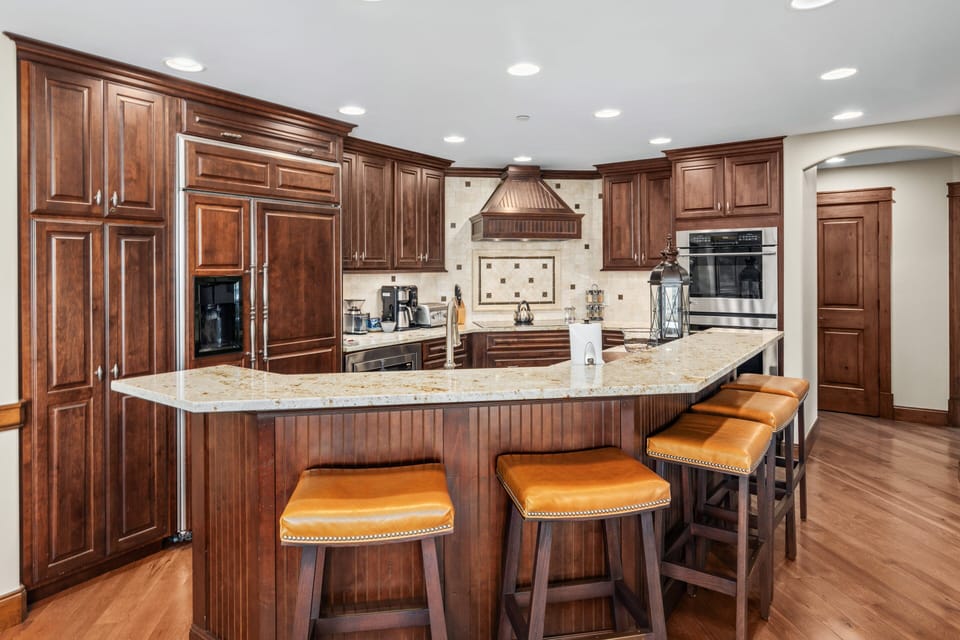 Kitchen Island seating for 5 people