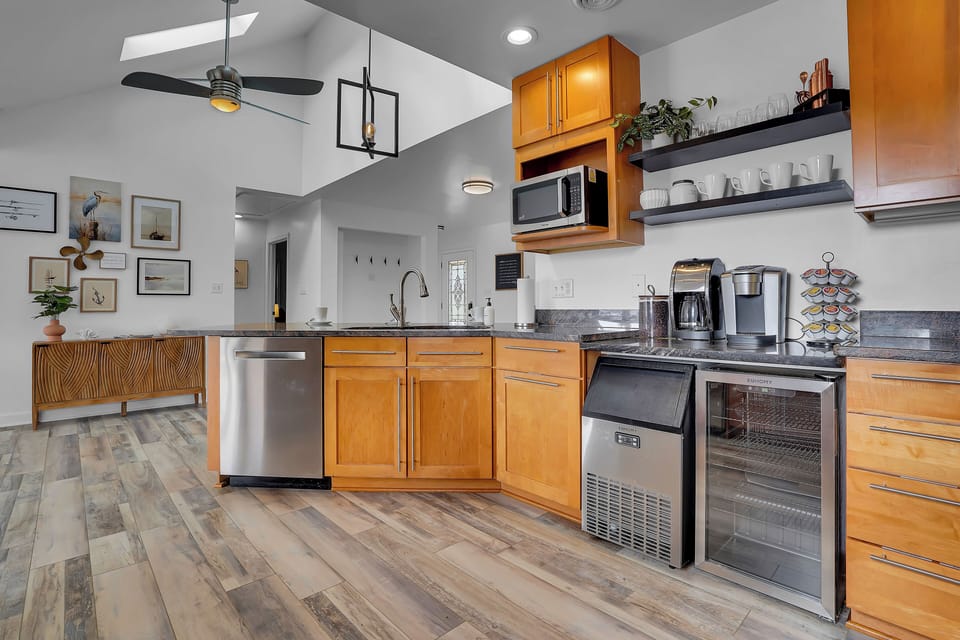 This kitchen is sure to impress the 'Master Chef' in your group. Fully-stocked and ready for you to make any culinary master piece!
