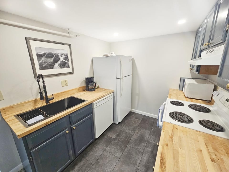 Chic & Cozy Retreat-Updated Condo w/Pool + Views! (5728)