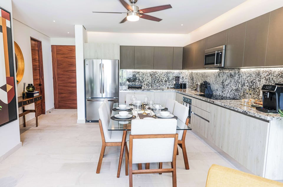 Cocina completa con comedor para 6 personas, cuenta con elementos básicos de cocina para hacer tu estancia lo mejor 