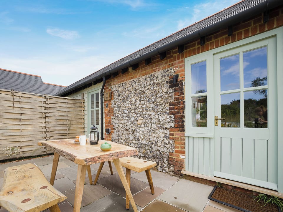 Sitting-out-area | Linnet - Woodsell Farm, Faversham