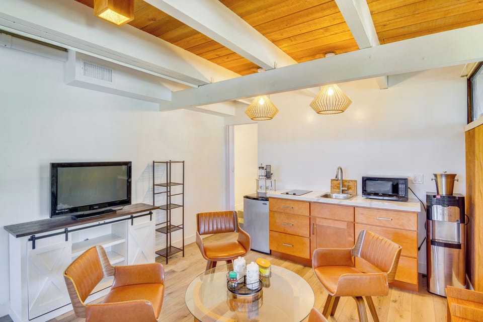 Dining Area | Dishware/Flatware Provided