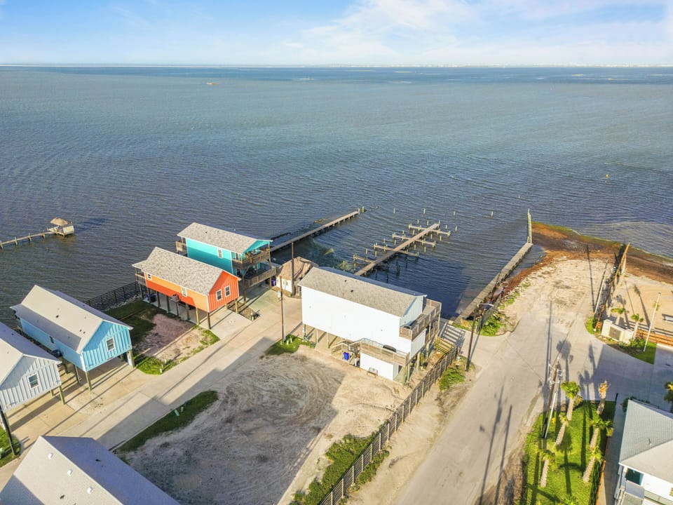 Community layout with quick access to fishing and boating.