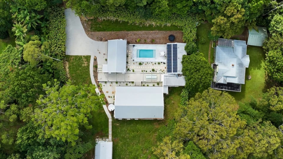 A secluded escape surrounded by Byron’s lush greenery.