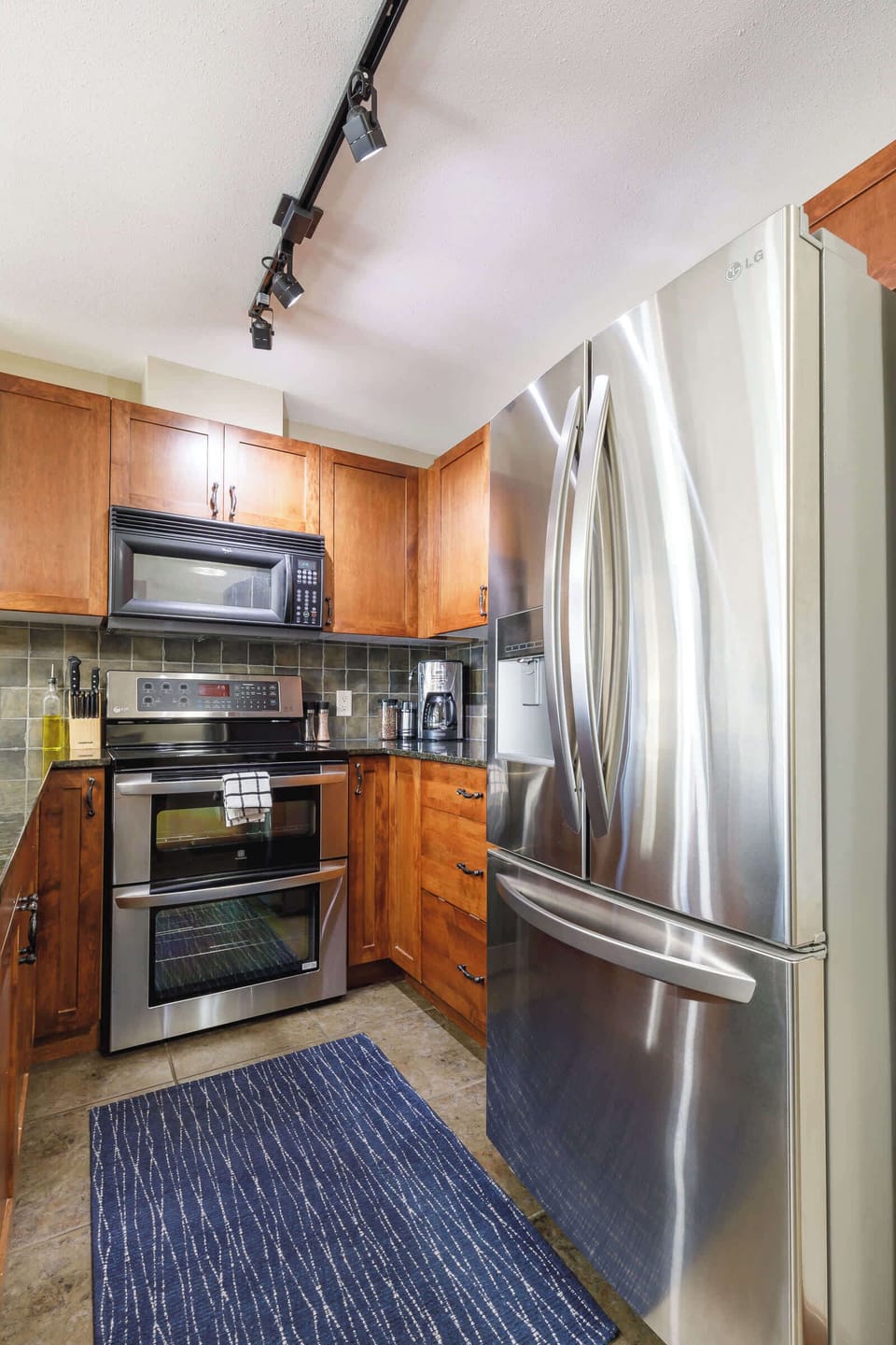 A well-appointed kitchen with plenty of cabinets—perfect for longer stays.