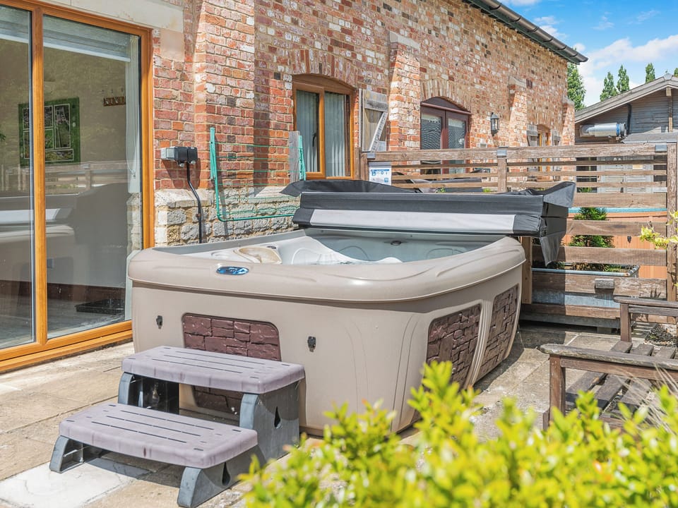 Hot tub | Beatrice - The Victorian Barn, Blandford Forum