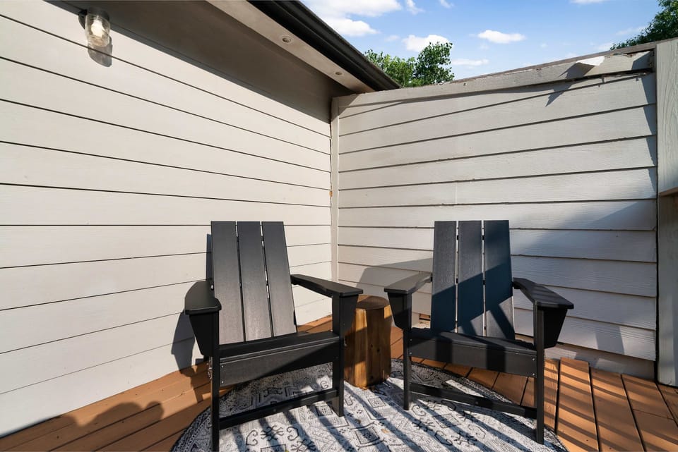 Relax on the terrace with friends, sipping drinks and soaking in the mountain air!