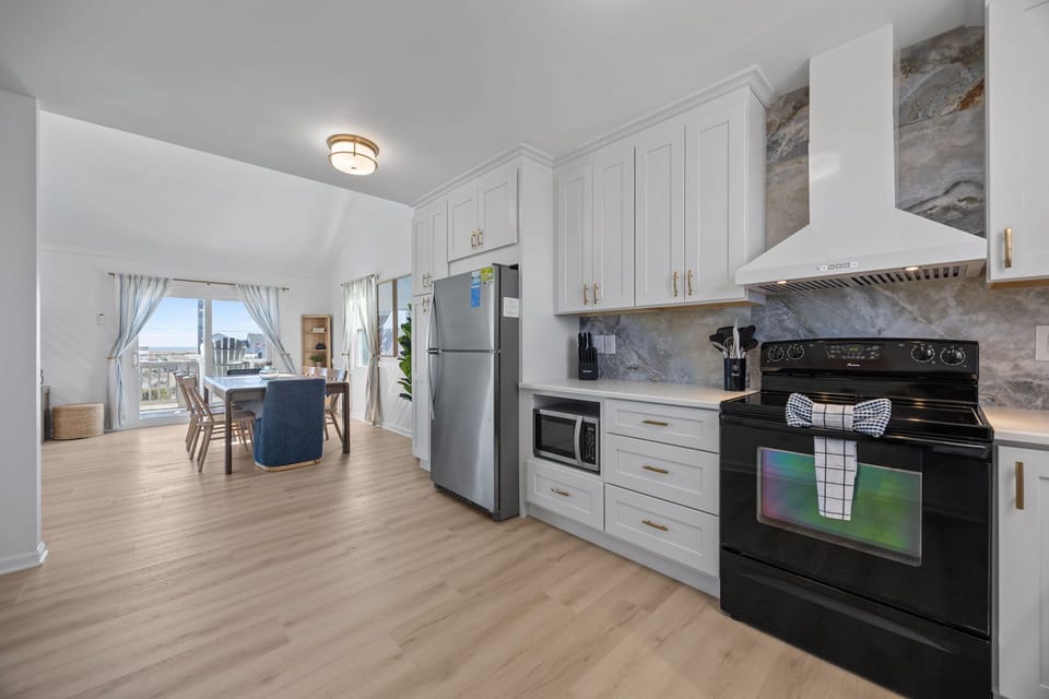 Start your mornings in our thoughtfully stocked kitchen. Enjoy your coffee just the way you like it with a Keurig, French press, classic drip coffee maker, and tea kettle always ready to go. 