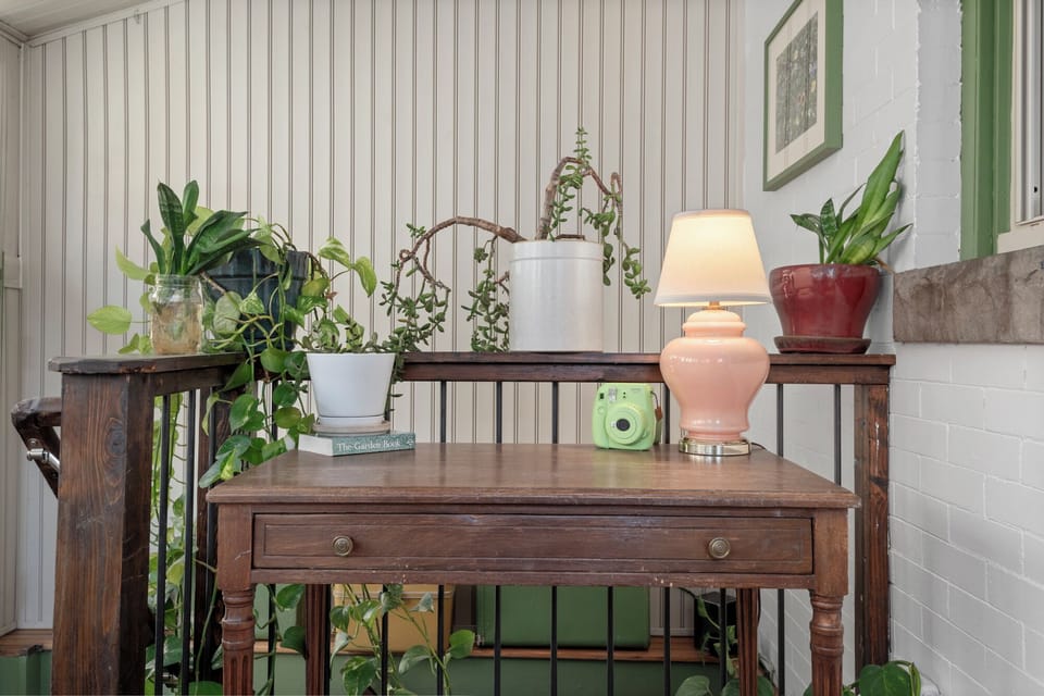 Desk w/ Hi Speed Wifi