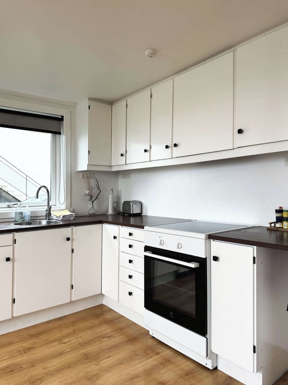 The kitchen is fully equipped and open, offering everything you need to prepare meals during your stay.