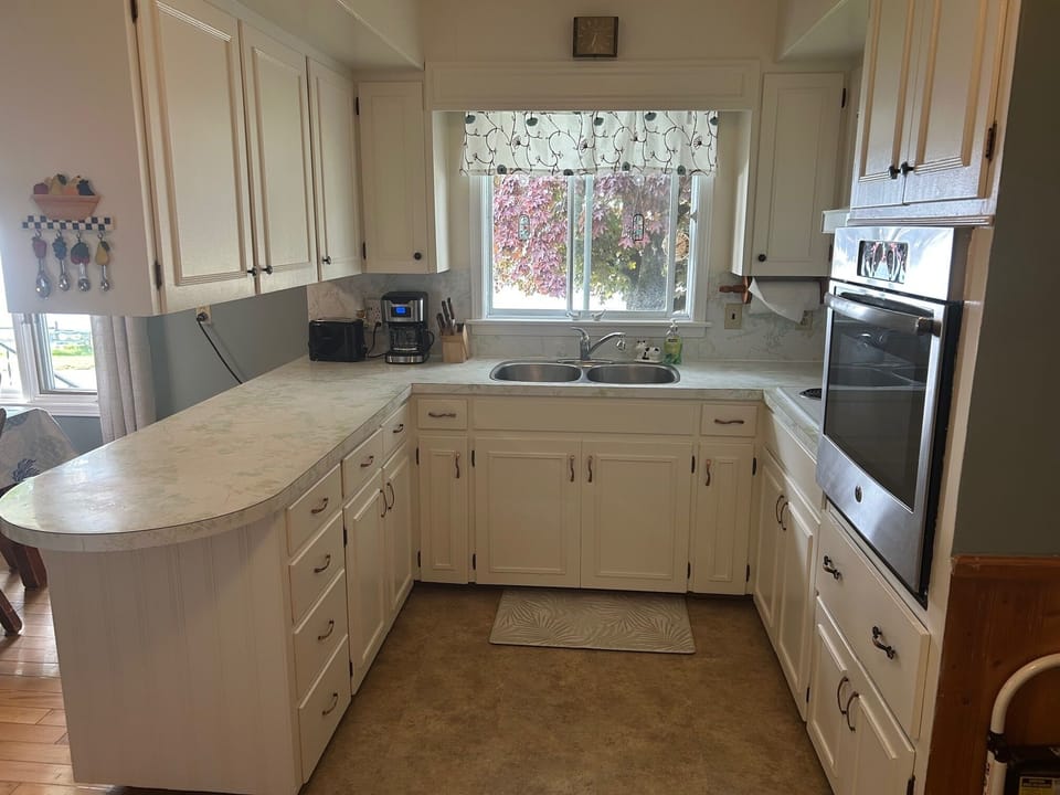Fully equipped kitchen - cooktop, wall oven, dishwasher, microwave, 2 fridges