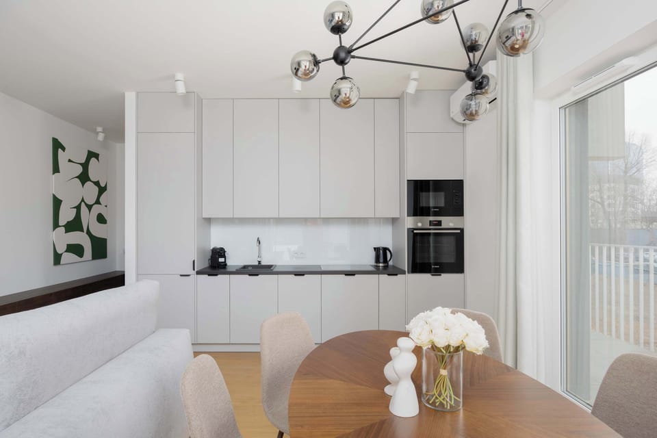 Kitchenette with plenty of kitchen utensils and dishes. 