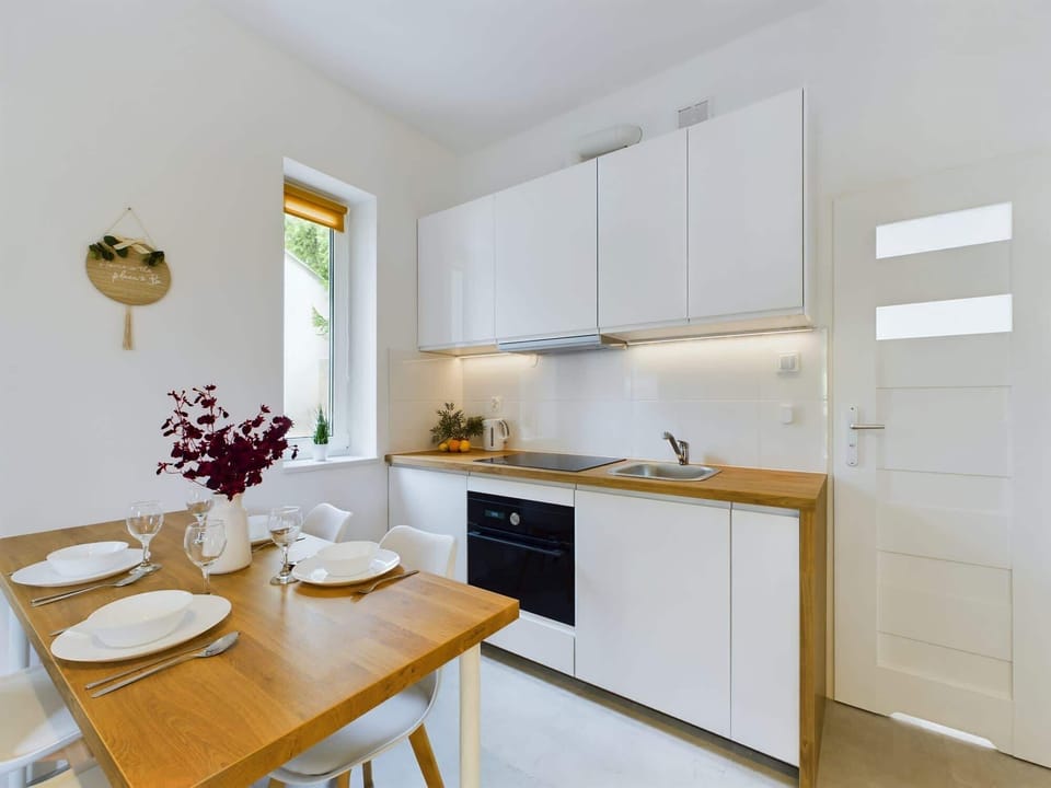 Fully equipped kitchenette with kettle, oven and induction hob.