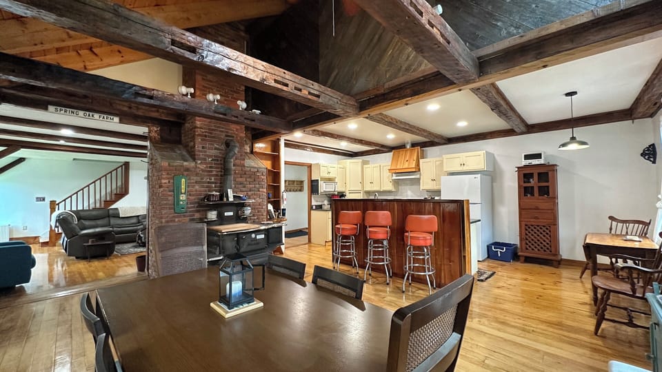 Dining & Kitchen Area