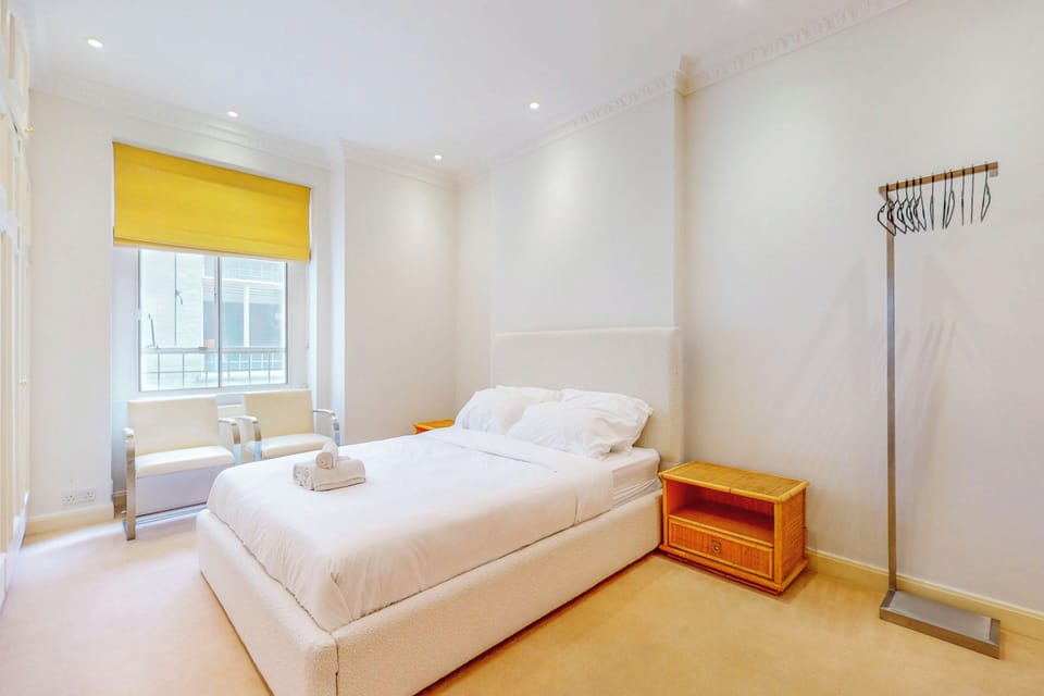 Bedroom (with king size bed and big wardrobe)