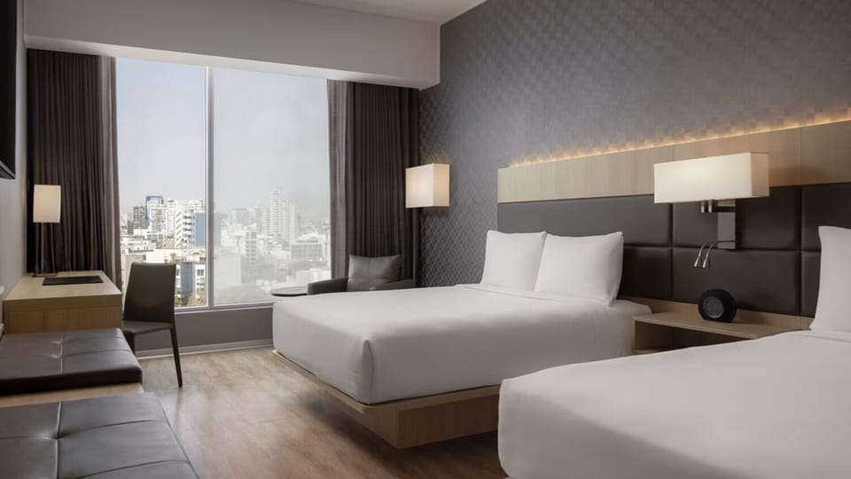 Settle in comfortably with twin beds and an airy city outlook.