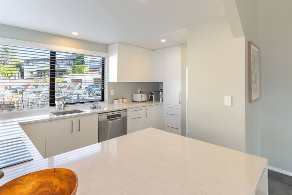 Dishwasher, fridge/freezer, electric oven and induction cooktop