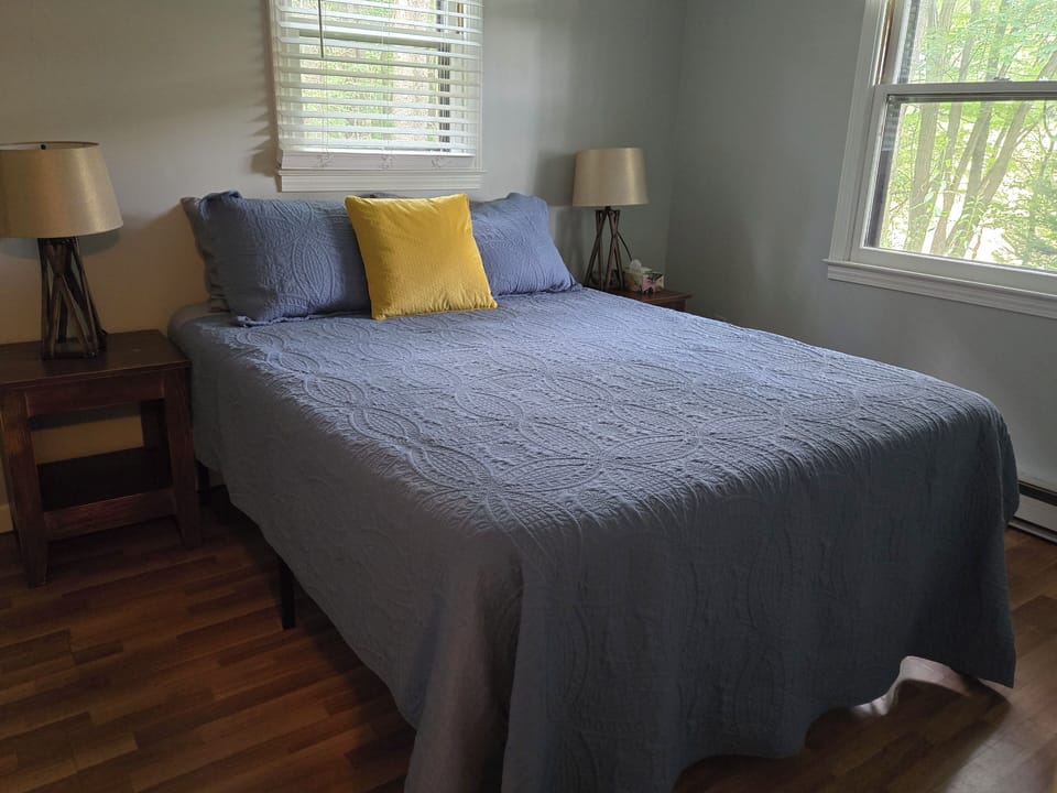 Queen bed, 14 inch memory foam mattress