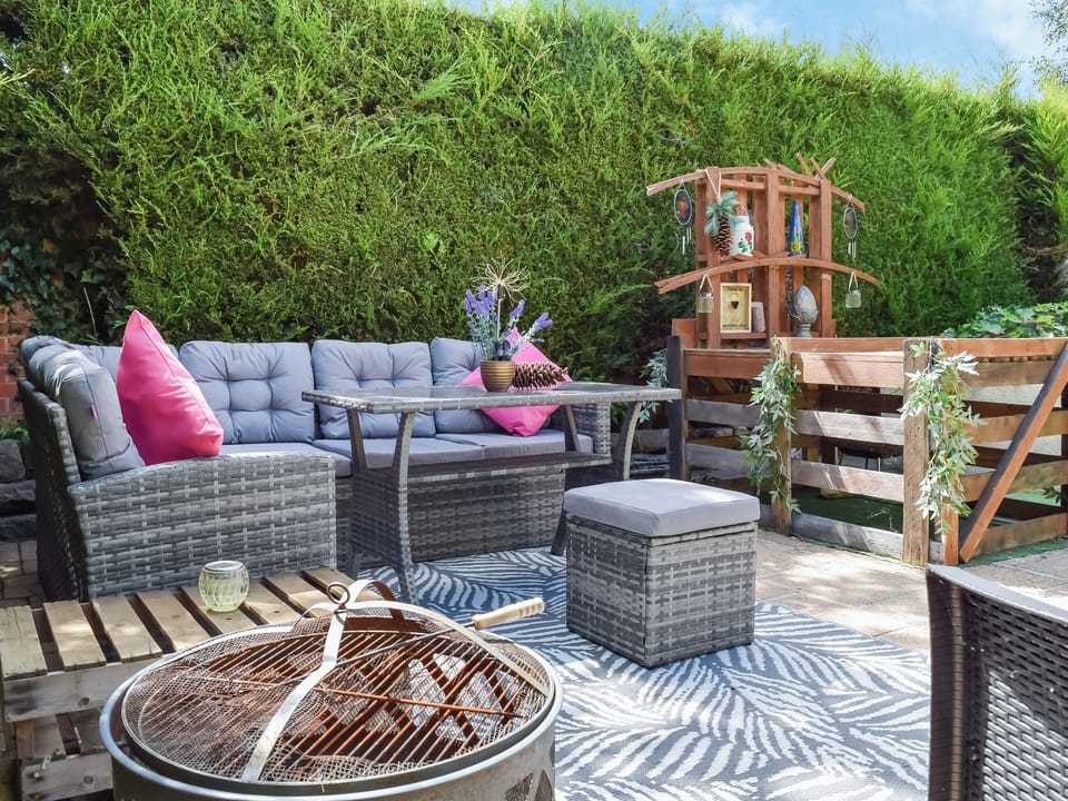 Sitting-out-area | Grange House, Gamston, near Nottingham
