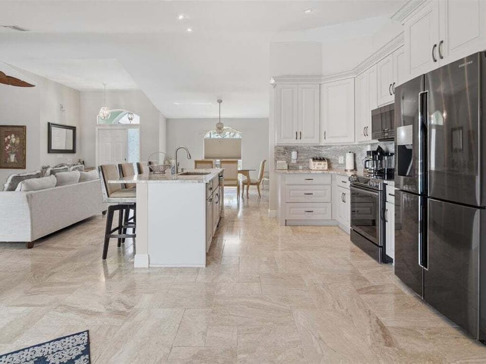 kitchen and breakfast bar