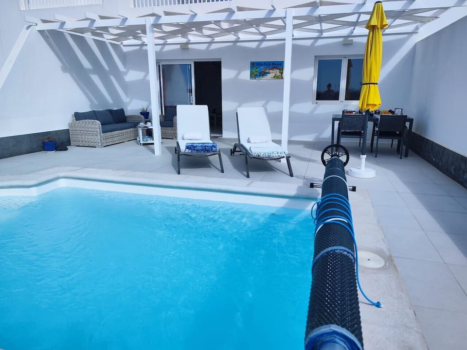 Piscina soleada al aire libre