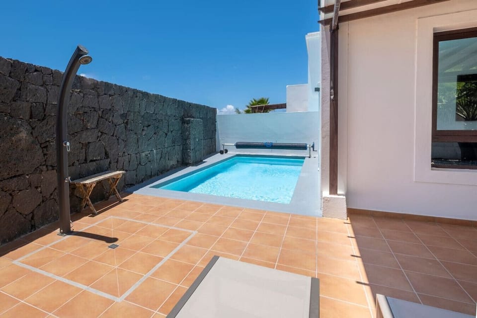Piscina climatizada y ducha exterior