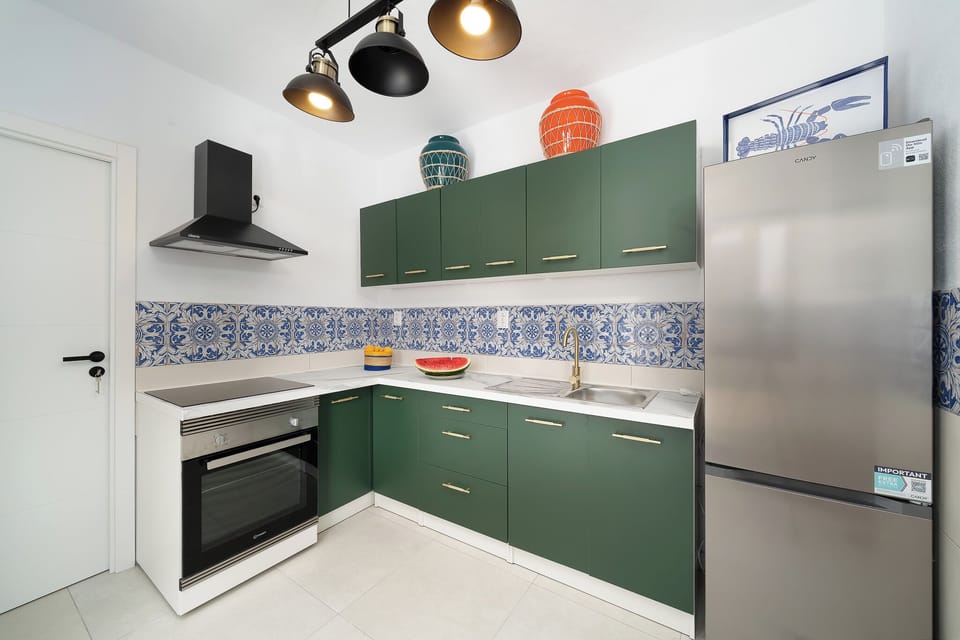 Kitchen w oven, fridge and induction hob