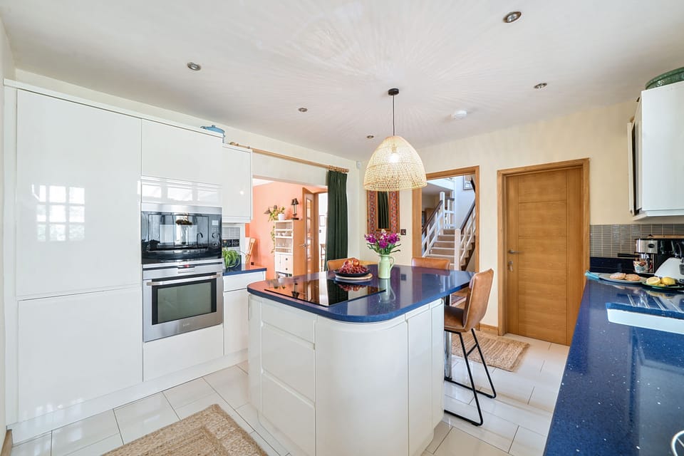 Sigwells House, Sherborne: The central island with bar stools