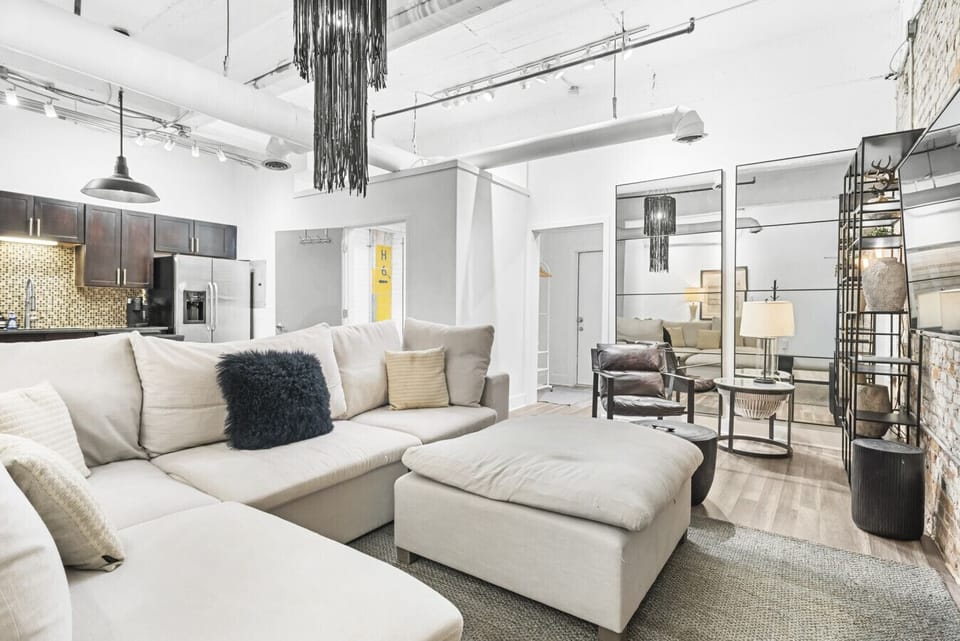 Comy designed living room space with corner sitting area