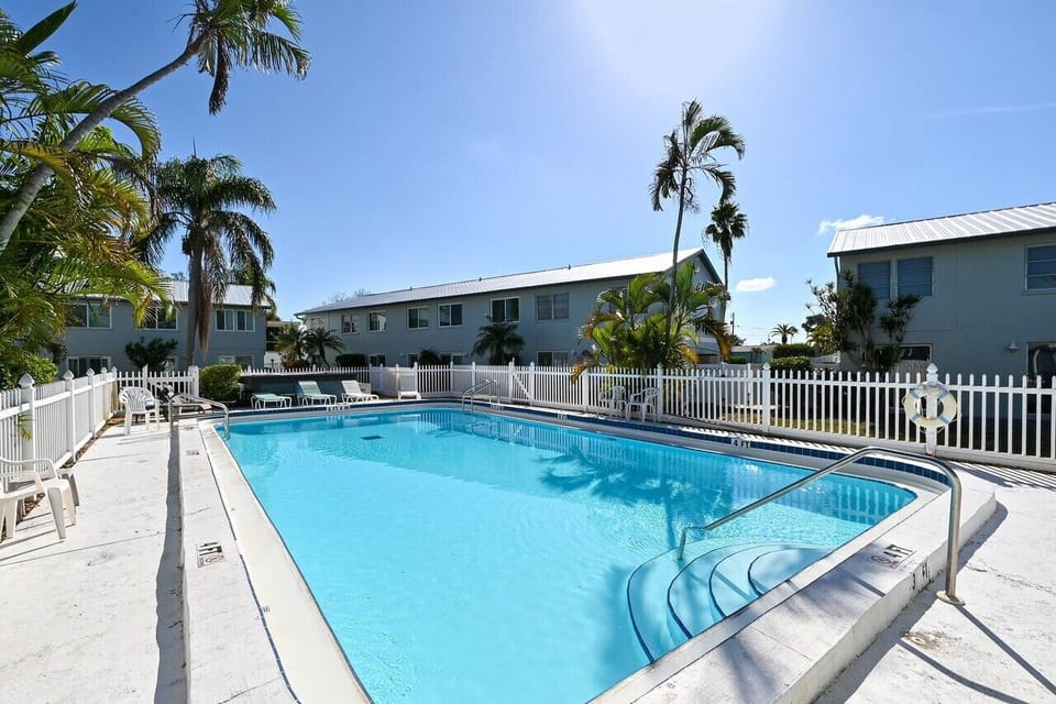 Dockside Bay Escape - AMI Locals