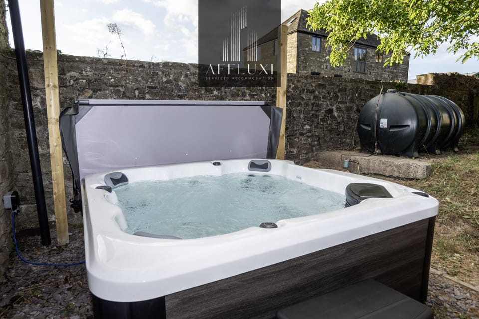 Hot Tub / whirlpool bath (Outdoor)