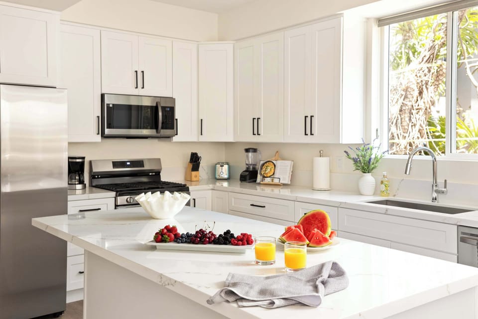 Bright Entertainer’s Kitchen