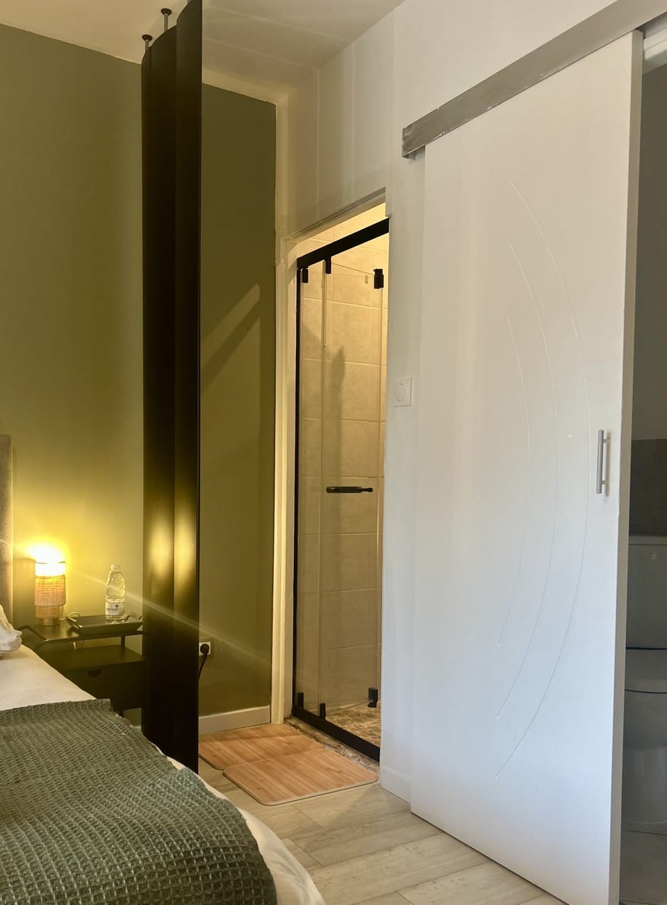 Olivier bedroom shower