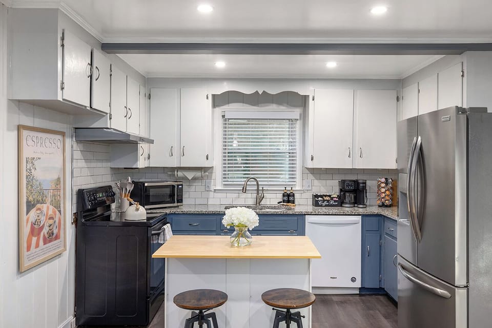 Fully equipped kitchen with kitchen island seating for 2