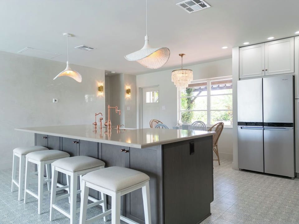 Kitchen - Breakfast bar with seating for 4